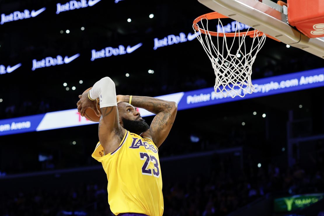 LeBron James contra los Minnesota Timberwolves de Minnesota durante el segundo cuarto del quinto partido de la primera ronda de los Playoffs de la NBA de la Conferencia Oeste en el Crypto.com Arena el 30 de abril de 2025.
