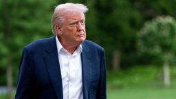 El presidente de Estados Unidos, Donald Trump, camina por el jardín sur de la Casa Blanca tras llegar en el Marine One a Washington, EE.UU., el domingo 4 de mayo de 2025.