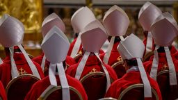 Cardenales asisten a la sexta misa de Novemdiales celebrada por el fallecido papa Francisco en la Basílica de San Pedro, el 1 de mayo de 2025 en Roma, Italia.