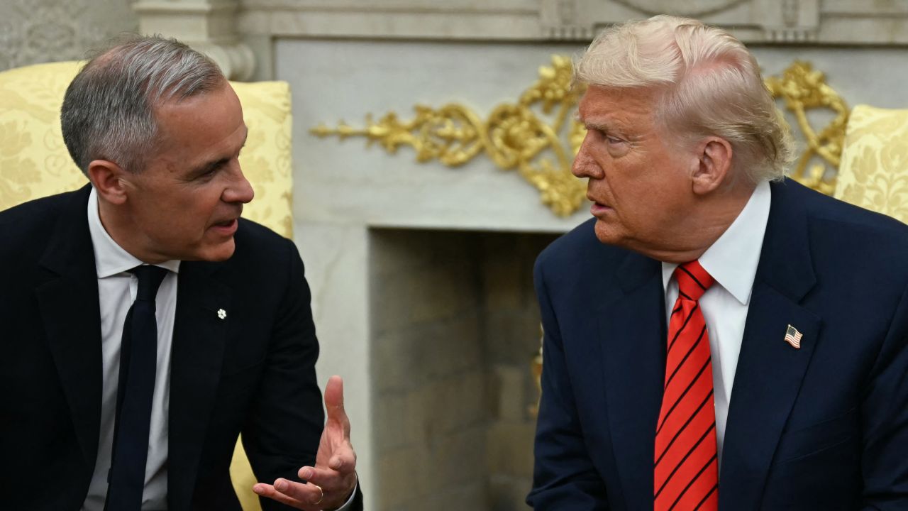 US President Donald Trump meets with Canadian Prime Minister Mark Carney in the Oval Office of the White House in Washington, DC, on May 6, 2025. (Photo by Jim WATSON / AFP) (Photo by JIM WATSON/AFP via Getty Images)          