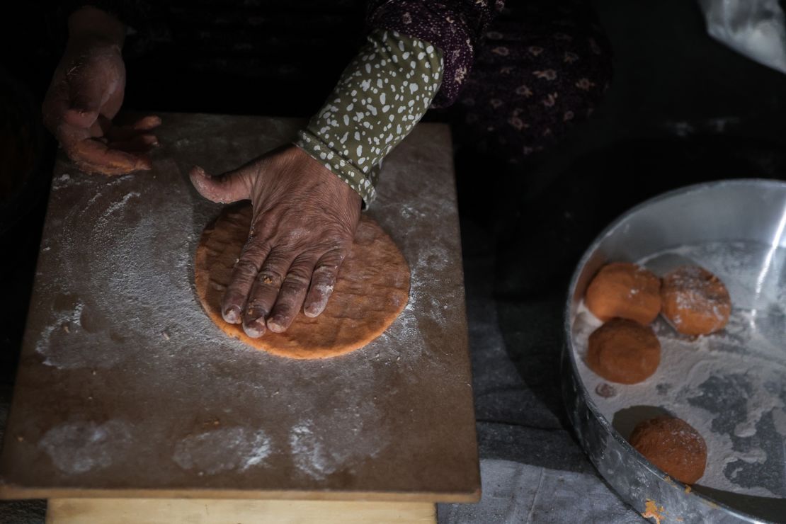 Una mujer palestina prepara pan plano con lentejas molidas durante la escasez de harina, en su refugio del campamento de refugiados de Jabalia, en el norte de Gaza, el 6 de mayo de 2025.