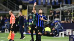  Lautaro Martínez, hace un gesto después de ser sustituido durante el partido de vuelta de la semifinal de la Liga de Campeones de la UEFA entre el Inter de Milán y el FC Barcelona en el estadio de San Siro de Milán. 6 de mayo de 2025. (Foto de MARCO BERTORELLO/AFP vía Getty Images)