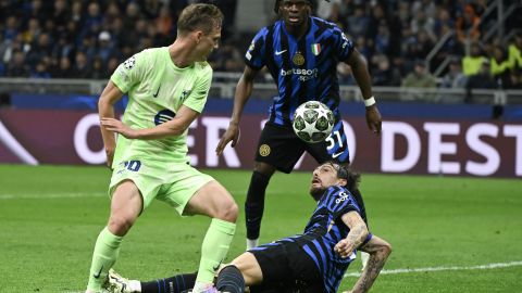 El delantero español del Barcelona Daniel Olmo y el defensor italiano del Inter de Milán sco Acerbi luchan por el balón durante el partido de la semifinal de la Liga de Campeones entre el Inter de Milán y el FC Barcelona. 6 de mayo de 2025. (Foto de PIERO CRUCIATTI/AFP vía Getty Images)