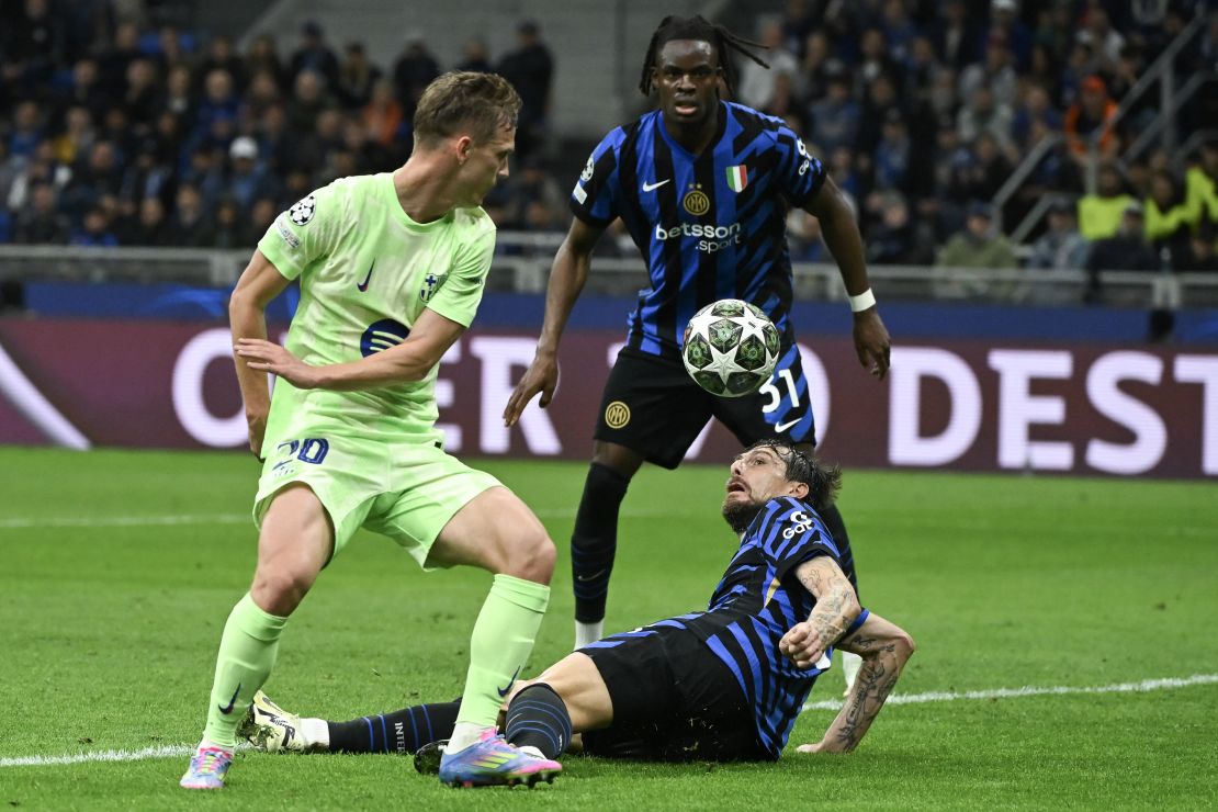Daniel Olmo y sco Acerbi luchan por el balón durante el partido de la semifinal de la Liga de Campeones entre el Inter de Milán y el FC Barcelona. 6 de mayo de 2025. (Foto de PIERO CRUCIATTI/AFP vía Getty Images)