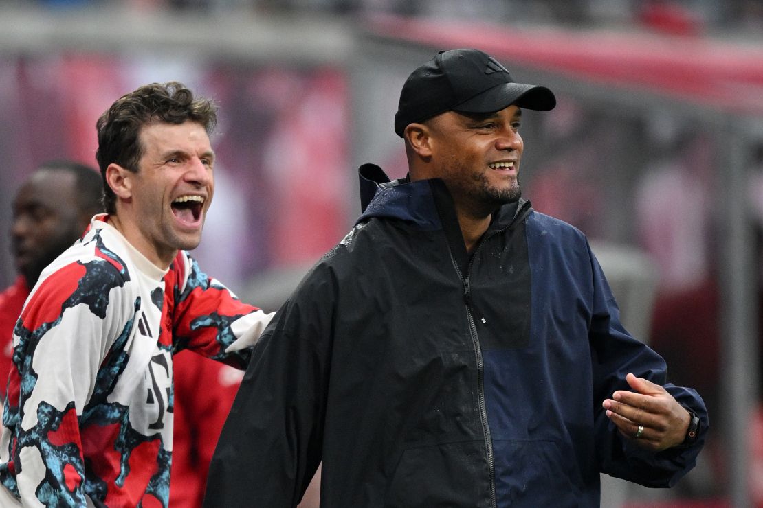 Thomas Müller, del Bayern Munich, y Vincent Kompany, entrenador del Bayern Munich, celebran el tercer gol de Leroy Sané en el Red Bull Arena el 3 de mayo de 2025 en Leipzig, Alemania.