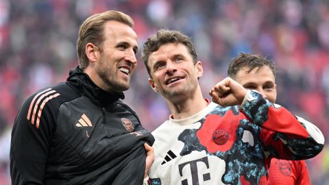 Harry Kane, del Bayern Múnich, conversa con su compañero Thomas Mueller tras el partido de la Bundesliga entre el RB Leipzig y el FC Bayern München en el Red Bull Arena el 3 de mayo de 2025 en Leipzig, Alemania.