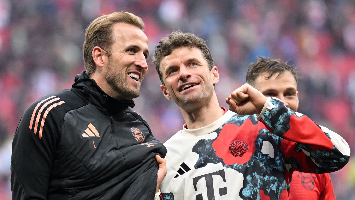 Harry Kane, del Bayern Munich, conversa con su compañero Thomas Mueller tras el partido de la Bundesliga entre el RB Leipzig y el FC Bayern München en el Red Bull Arena el 3 de mayo de 2025 en Leipzig, Alemania.