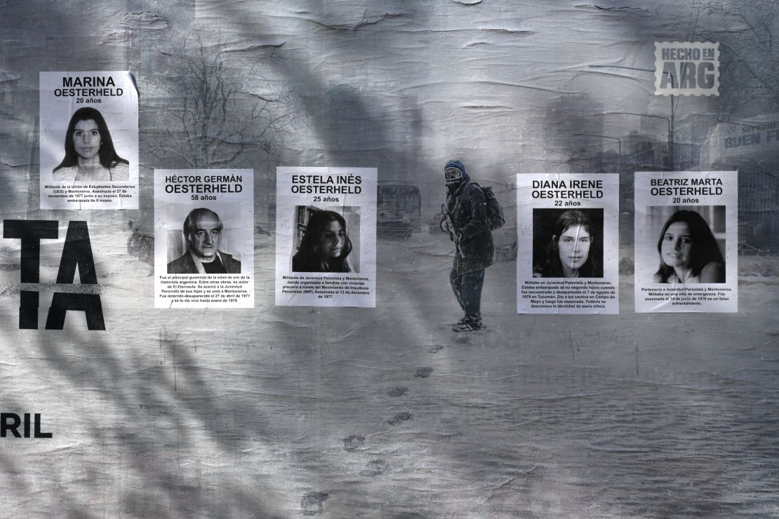 Retratos del escritor Héctor G. Oesterheld y sus cuatro hijas, secuestradas y desaparecidas durante la dictadura cívico-militar argentina (1976-1983), se ven en un cartel publicitario que promociona la serie de Netflix "El Eternauta" en Buenos Aires el 6 de mayo de 2025.