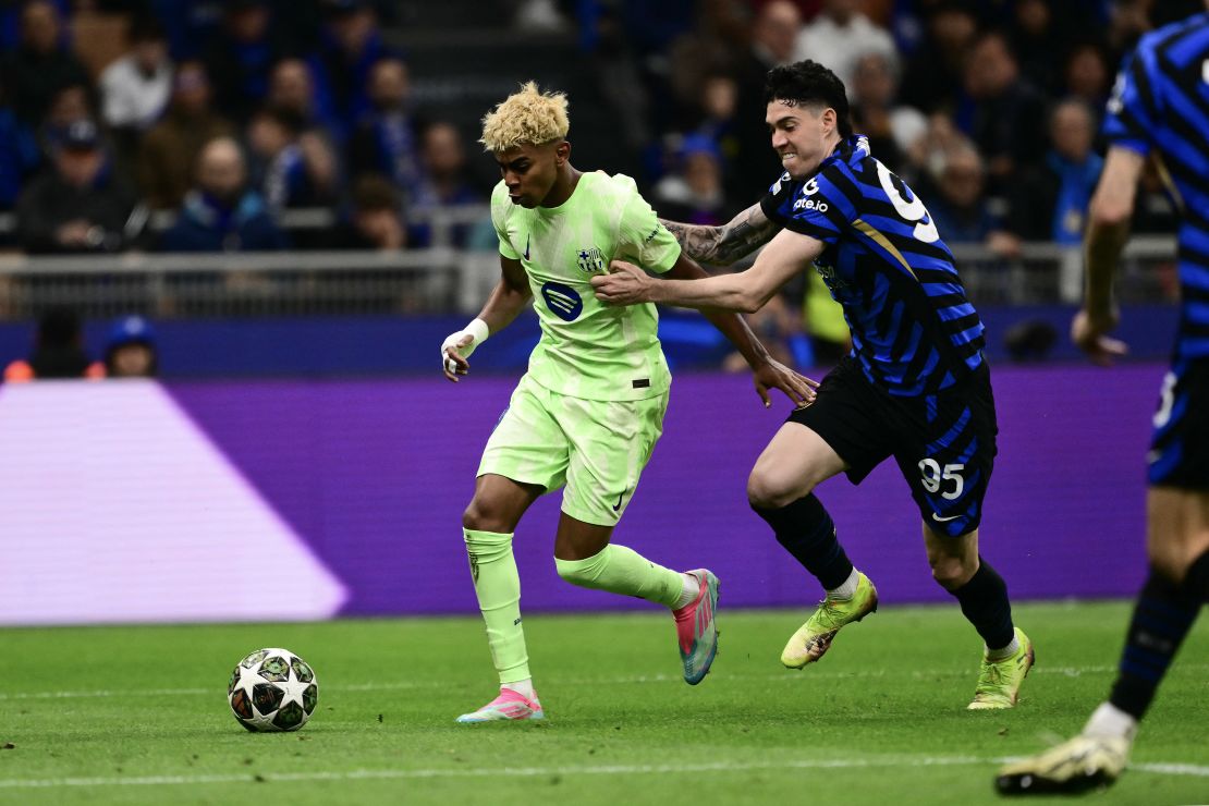  Lamine Yamal y Alessandro Bastoni luchan por el balón durante el partido de vuelta de la semifinal de la Liga de Campeones entre el Inter de Milán y el FC Barcelona. 6 de mayo 2025 (Foto de MARCO BERTORELLO/AFP vía Getty Images)