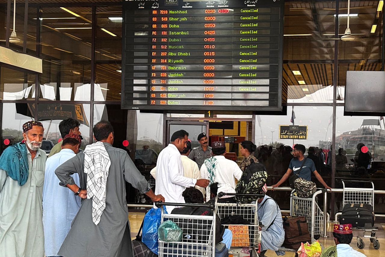 Pasajeros esperan en el Aeropuerto Internacional Jinnah después de que todos los vuelos nacionales e internacionales fueran cancelados en Karachi, Pakistán, el 7 de mayo de 2025.