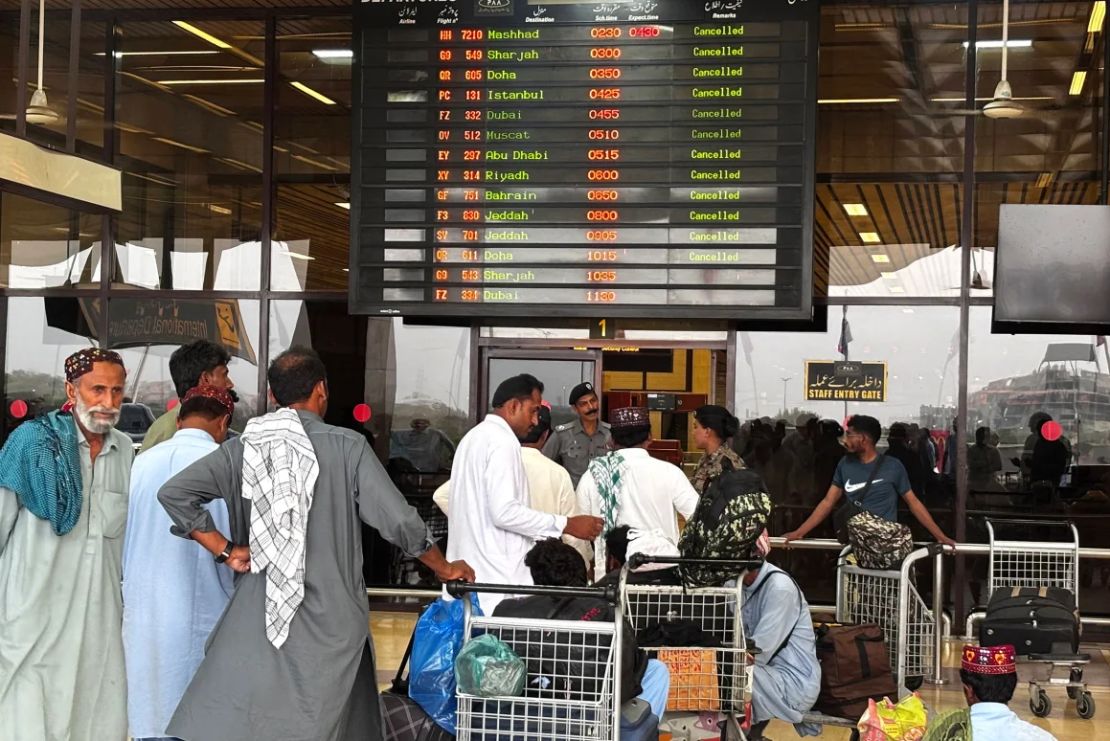 Pasajeros esperan en el Aeropuerto Internacional Jinnah tras la cancelación de todos los vuelos nacionales e internacionales en Karachi el 7 de mayo de 2025.