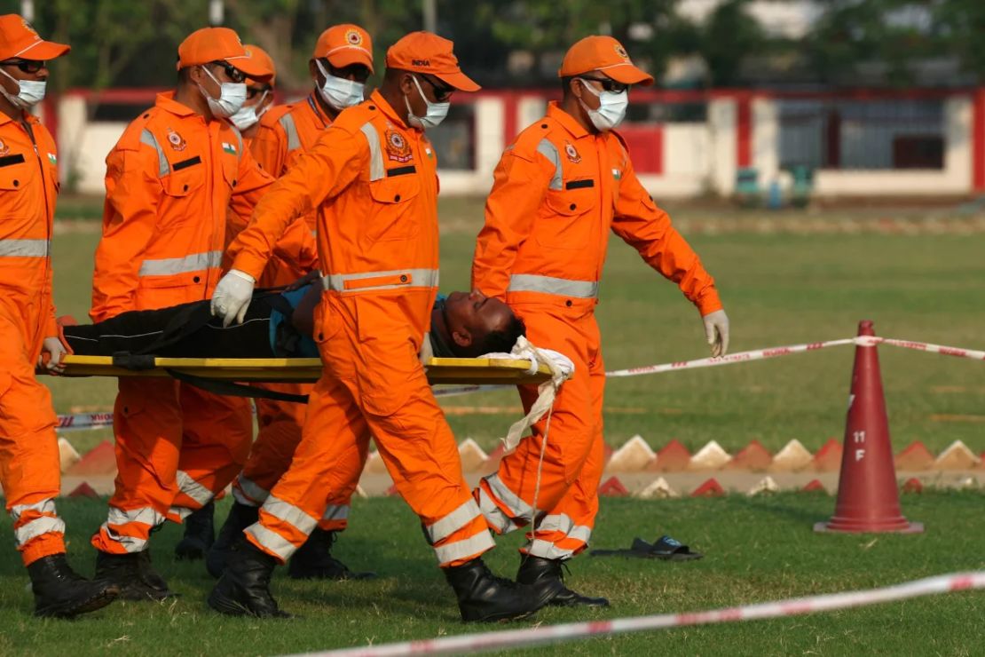 Personal de la Fuerza Nacional de Respuesta a Desastres participa en el simulacro nacional de defensa civil en Varanasi, el 7 de mayo de 2025.