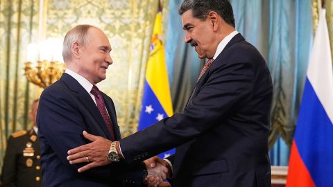El presidente rde Rusia, Vladímir Putin, se reúne con el presidente de Venezuela, Nicolás Maduro, en el Kremlin, en Moscú, el 7 de mayo de 2025.
