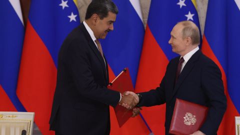 El presidente de Venezuela, Nicolás Maduro (izq.), estrecha la mano del presidente de Rusia, Vladimir Putin (der.), antes de reunirse el 7 de mayo de 2025 en Moscú, Rusia.