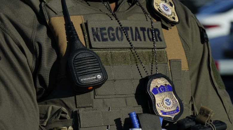 Un agente del Servicio de Inmigración y Control de Aduanas (ICE) cerca de una puerta en Delaney Hall, un centro de detención de inmigrantes recientemente remodelado en Elizabeth, Nueva Jersey, el 7 de mayo de 2025.