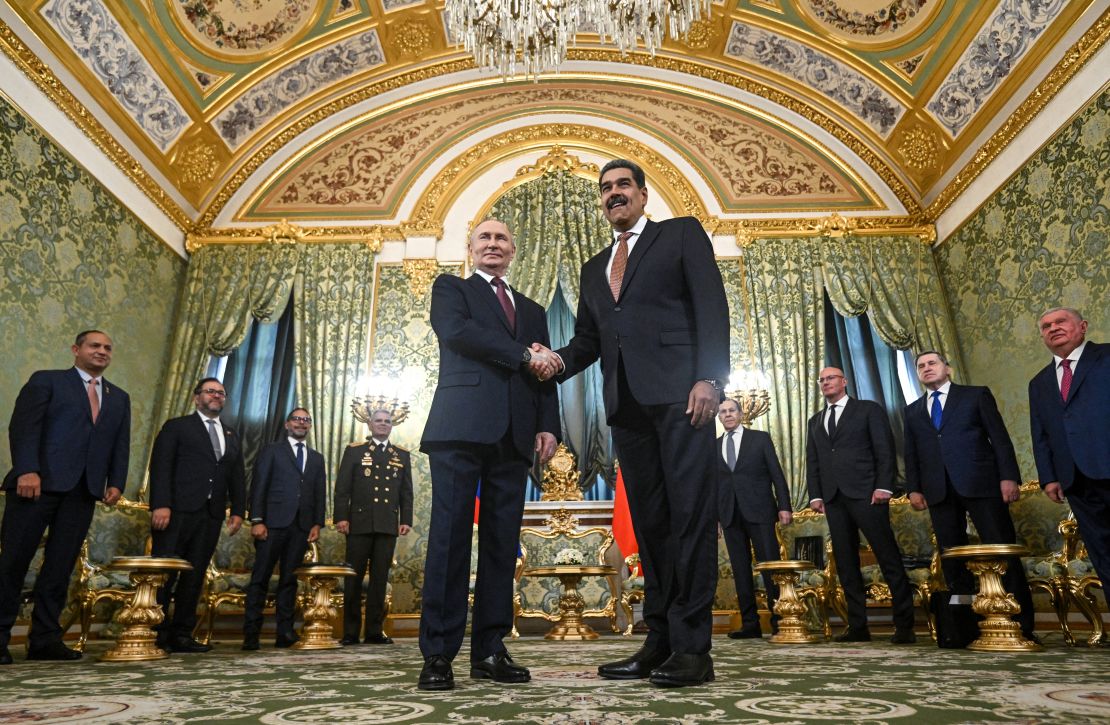El presidente Vladimir Putin se reúne con Nicolás Maduro, quien viajó a Moscú para asistir a los eventos del Día de la Victoria, en el Palacio del Kremlin en Moscú, Rusia, el 7 de mayo de 2025.