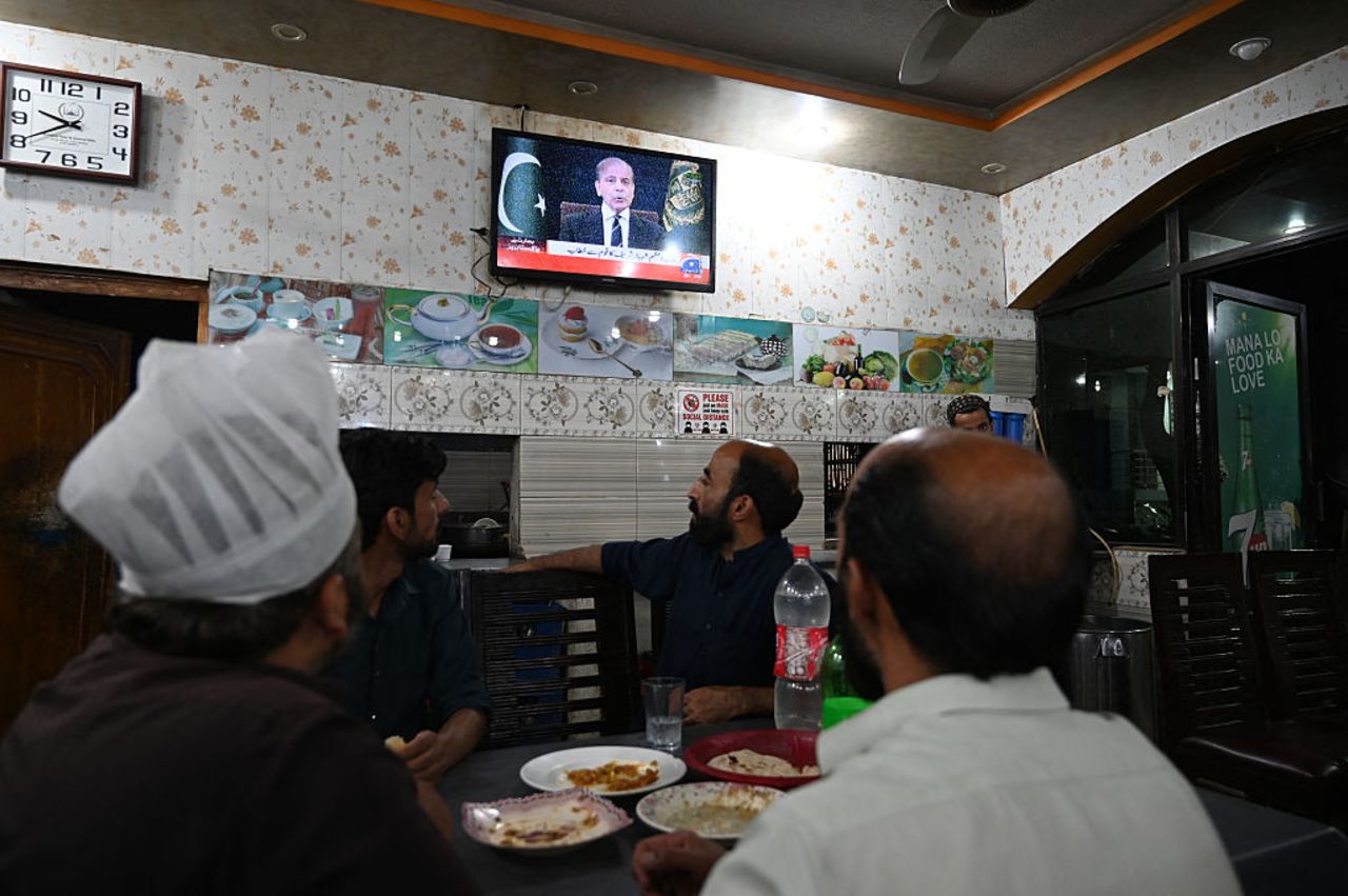 Personas miran un televisor en un restaurante mientras el primer ministro de Pakistán, Shehbaz Sharif, se dirige a la nación, en Islamabad, el 7 de mayo de 2025.
