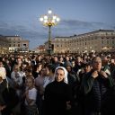 Faithful wait for the smoke to rise from the chimney on the Sistine Chapel as conclave to elect a new Pope starts, at St Peter's Square in The Vatican, on May 7, 2025. (Photo by JEFF PACHOUD / AFP) (Photo by JEFF PACHOUD/AFP via Getty Images)