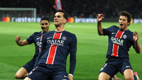 El centrocampista español del Paris Saint-Germain, Fabian Ruiz (C), celebra con sus compañeros de equipo el primer gol de su equipo.