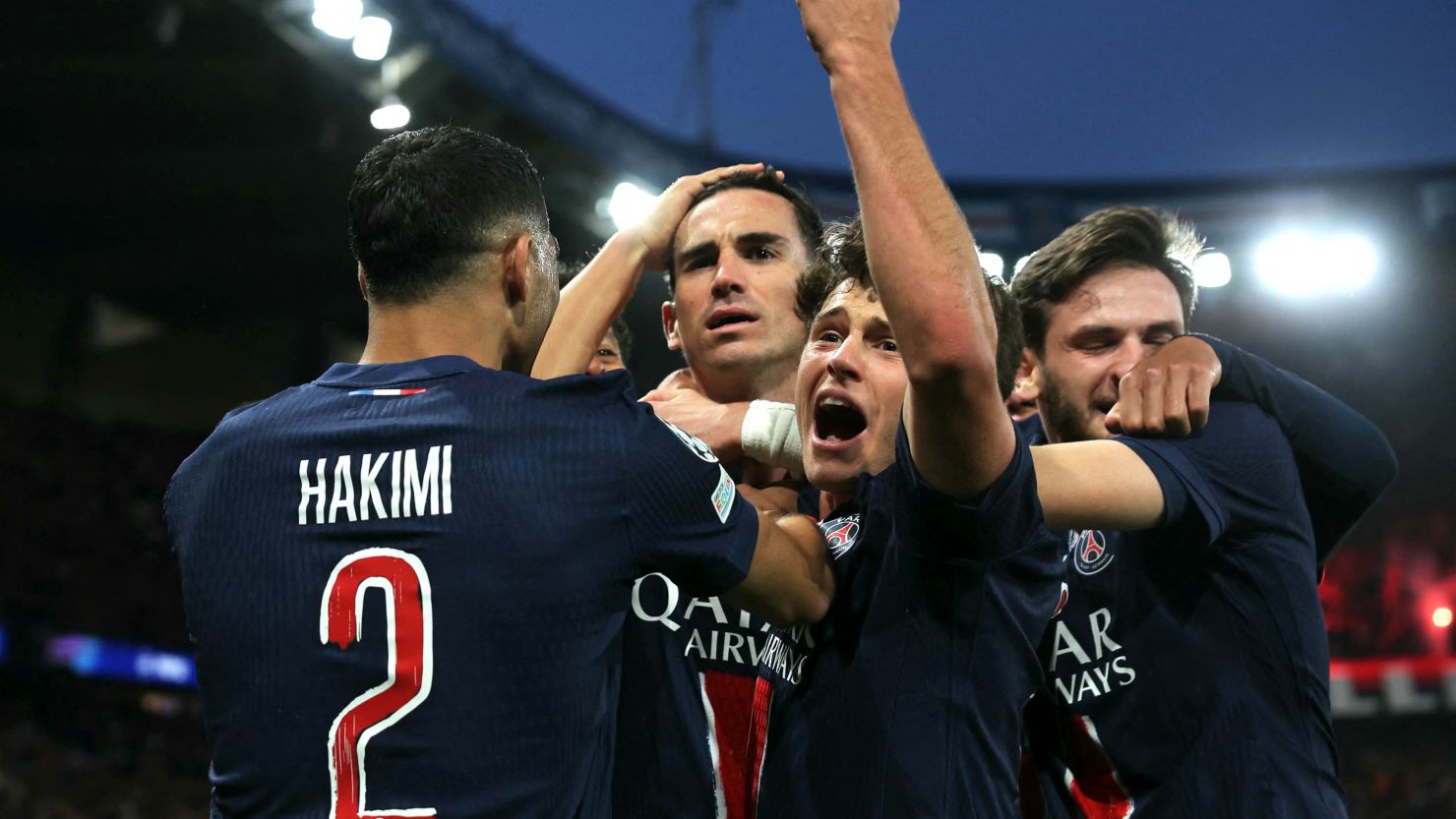 El centrocampista español #08 del Paris Saint-Germain, Fabián Ruiz, celebra con sus compañeros tras anotar el primer gol de su equipo durante el partido de vuelta de las semifinales de la UEFA Champions League entre el PSG y el Arsenal en el estadio Parc des Princes de París, el 7 de mayo de 2025.