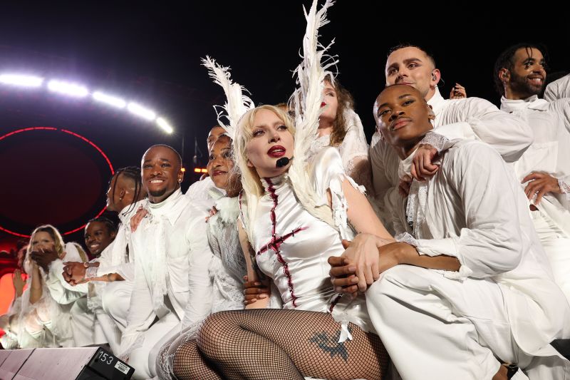 クロップドタンク 未開封♡ LADY GAGA Lady Gaga Recovers After Stumbling Mid-Concert - My Kiss Radio 93.5