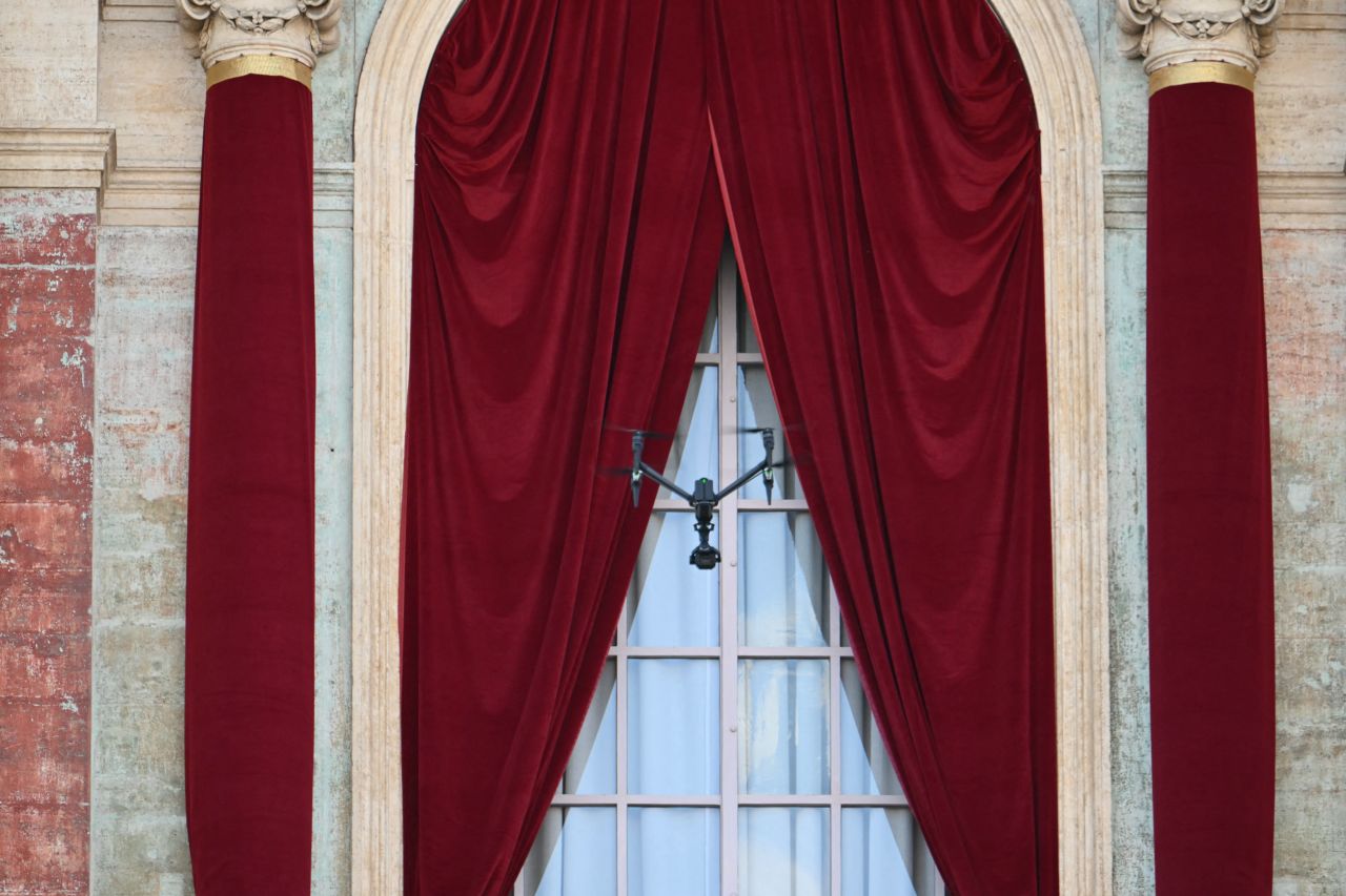 Un dron vuela frente a la ventana del balcón principal de la logia central de la Basílica de San Pedro, en el segundo día del cónclave, en el Vaticano, el 8 de mayo de 2025.