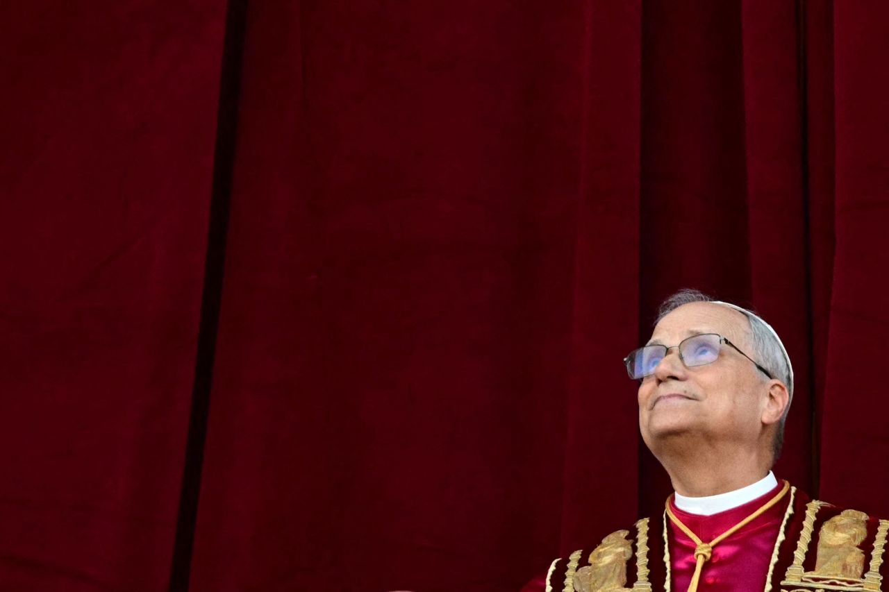 El recién elegido papa León XIV, Robert Prevost, se dirige a la multitud desde el balcón central de la Basílica de San Pedro por primera vez, tras la clausura del cónclave de los cardenales en el Vaticano, el 8 de mayo de 2025.