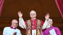El recién elegido papa León XIV, Robert Francis Prevost, llega al balcón central de la Basílica de San Pedro por primera vez, tras la clausura del cónclave de los cardenales en el Vaticano, el 8 de mayo de 2025.