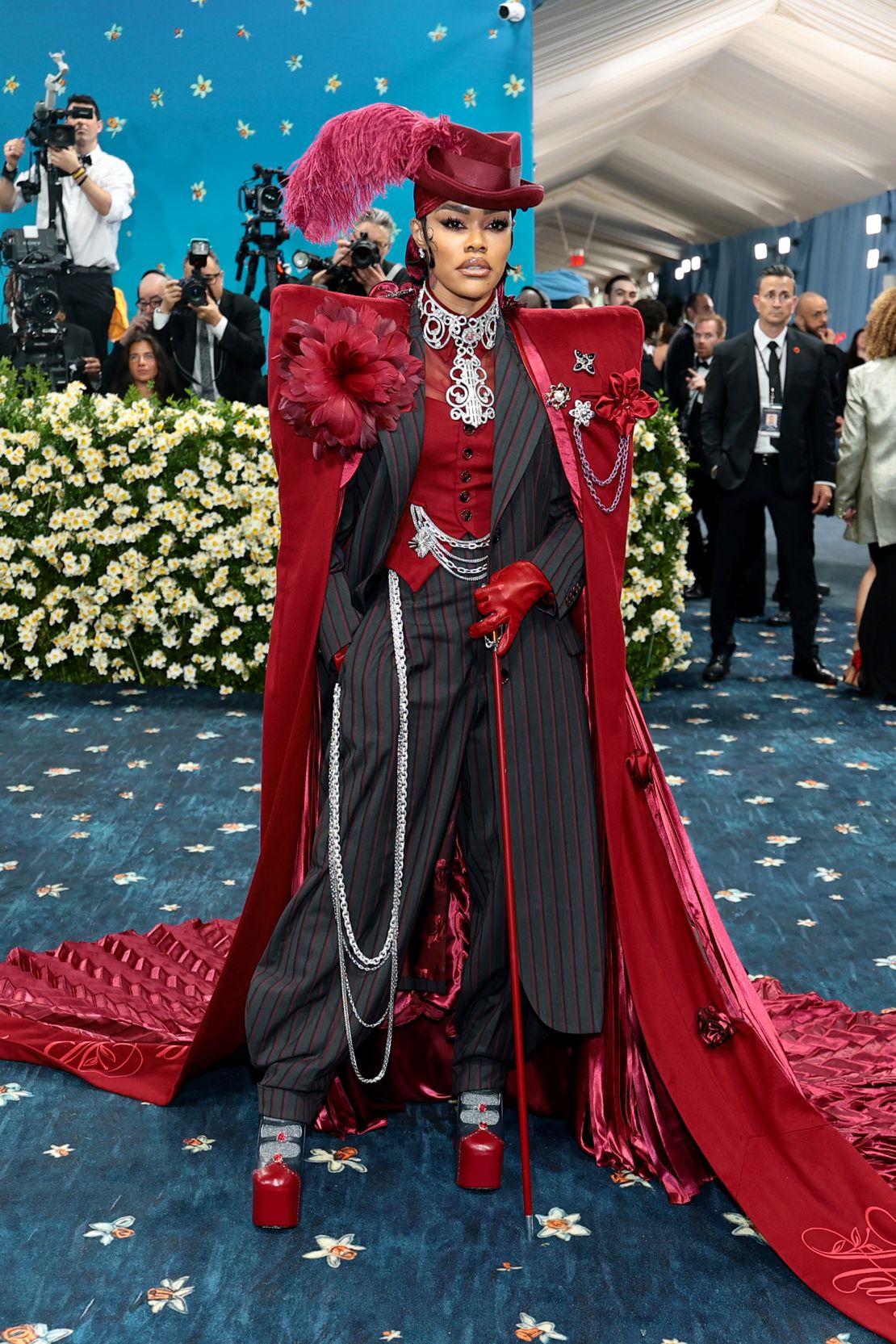 Teyana Taylor’s look by Marc Jacobs is finished with an extravagant, pleated crimson red cape embroidered with “Harlem Rose.”