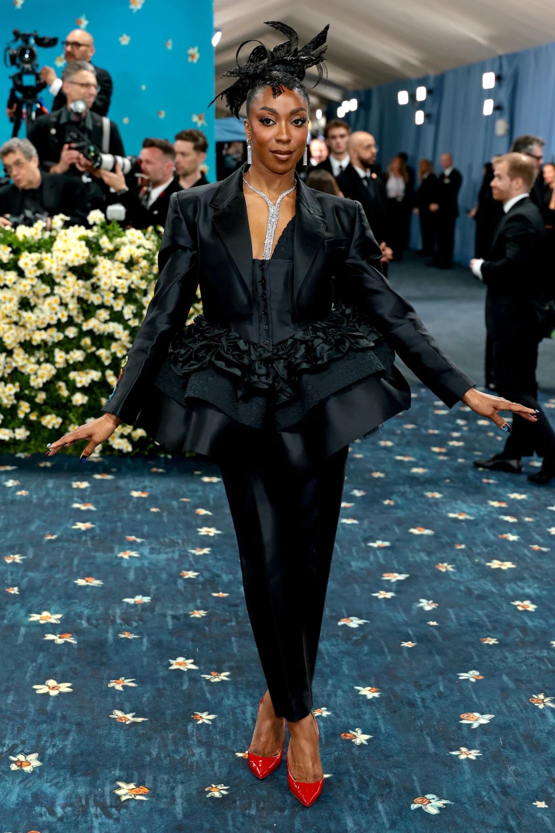 FOTOS | Met Gala 2025: los mejores looks de la noche del dandismo negro Rehmat Boutique La comediante de Saturday Night Live, Ego Nwodim, llega a la Met Gala con un diseño personalizado de Christopher John Rogers.