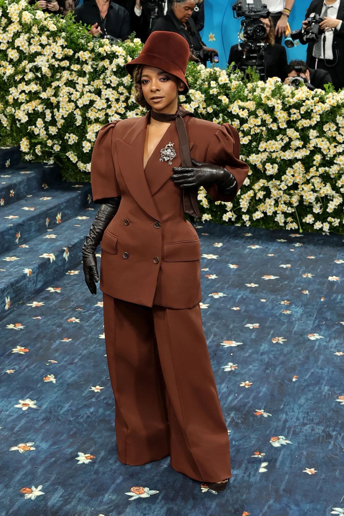 FOTOS | Met Gala 2025: los mejores looks de la noche del dandismo negro Rehmat Boutique Kara Young.