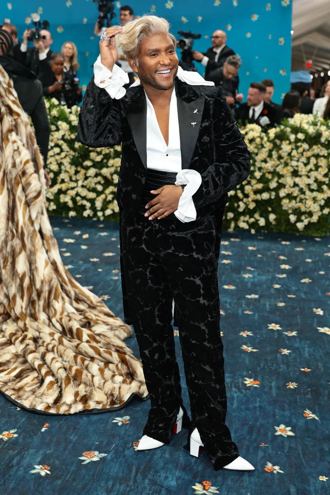FOTOS | Met Gala 2025: los mejores looks de la noche del dandismo negro Rehmat Boutique El estilista Law Roach, que asistió a la Met Gala como consultor de eventos y socio de Burberry, obtuvo todos sus accesorios de eBay, dijo a los presentadores de la transmisión en vivo de Vogue, incluidos su anillo de Cartier y broches de Tiffany.