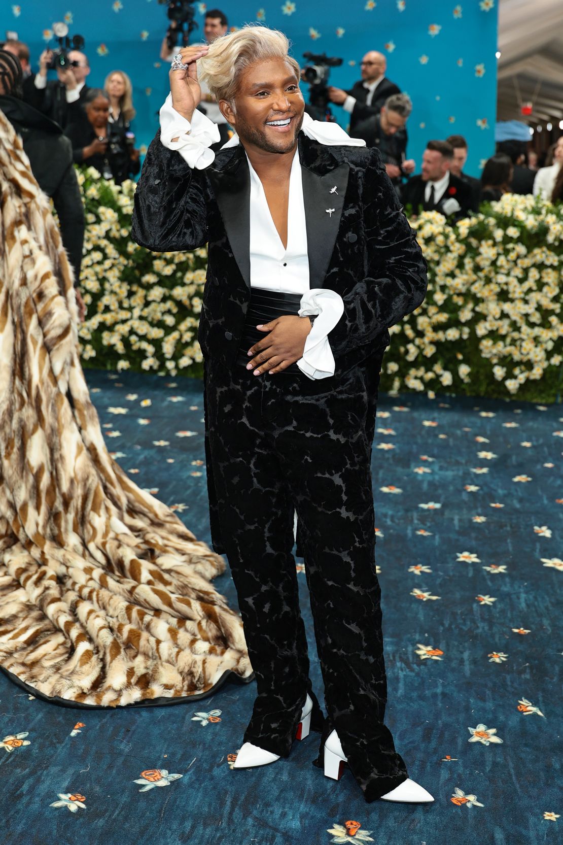 Зургийн архитектор Лоу Роуч Met Gala-д Burberry-ийн арга хэмжээний зөвлөх, хамтрагчаар оролцож, өөрийн бүх хэрэгслүүдээ eBay-ээс авсан гэж тэрээр Vogue-ийн шууд дамжуулалтын хөтлөгчид, түүний дотор Cartier бөгж, Тиффани гархи зэргийг хэлжээ.
