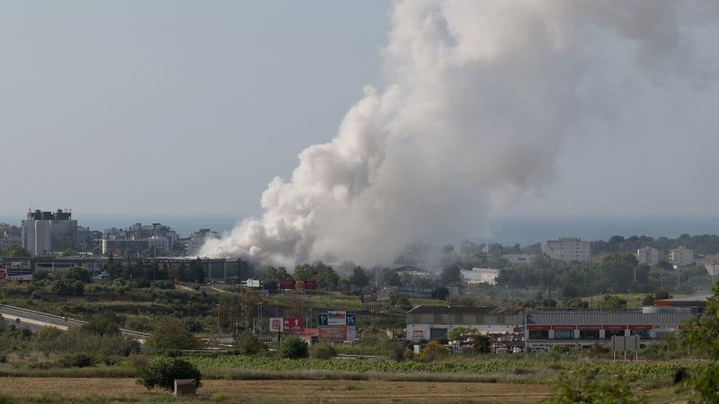 Toxic cloud forces 160,000 Spaniards to stay inside after fire