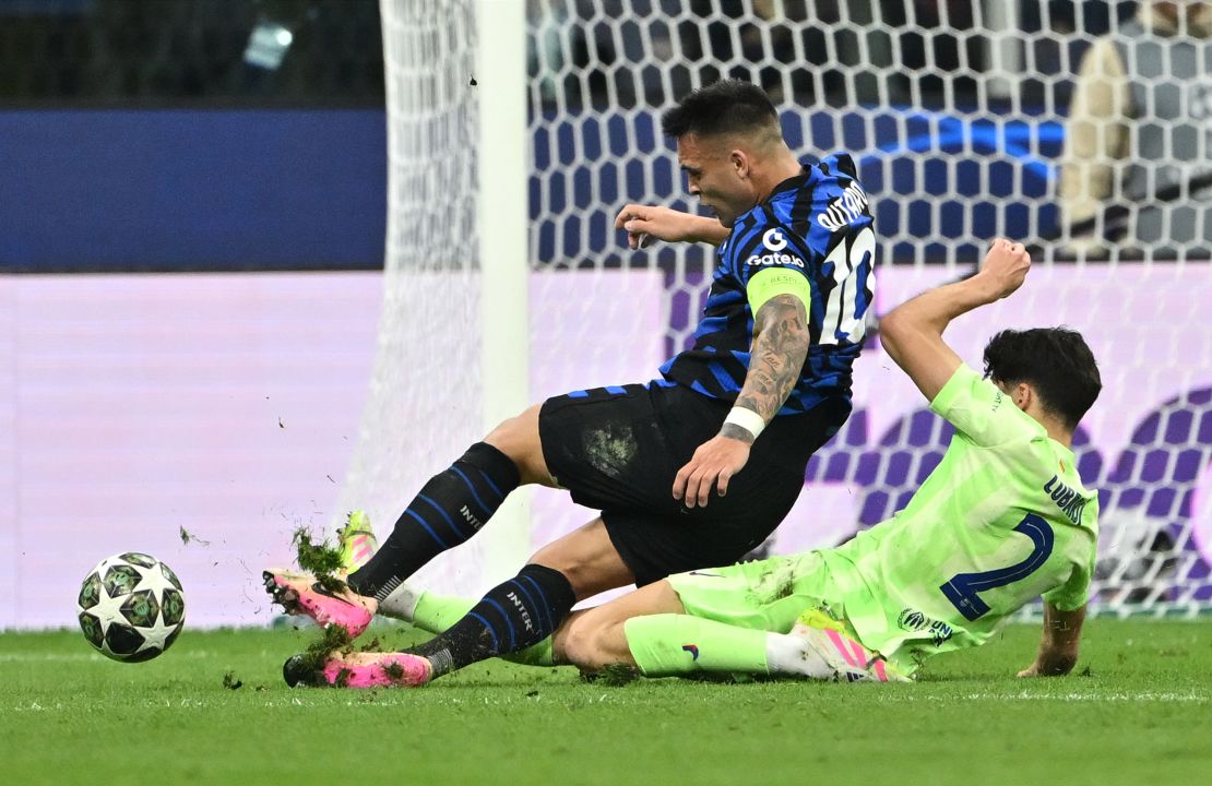 Lautaro Martínez del FC Internazionale y Pau Cubarsi del FC Barcelona durante el partido de segunda semifinal de la Liga de Campeones. (Foto de Dan Mullan/Getty Images)