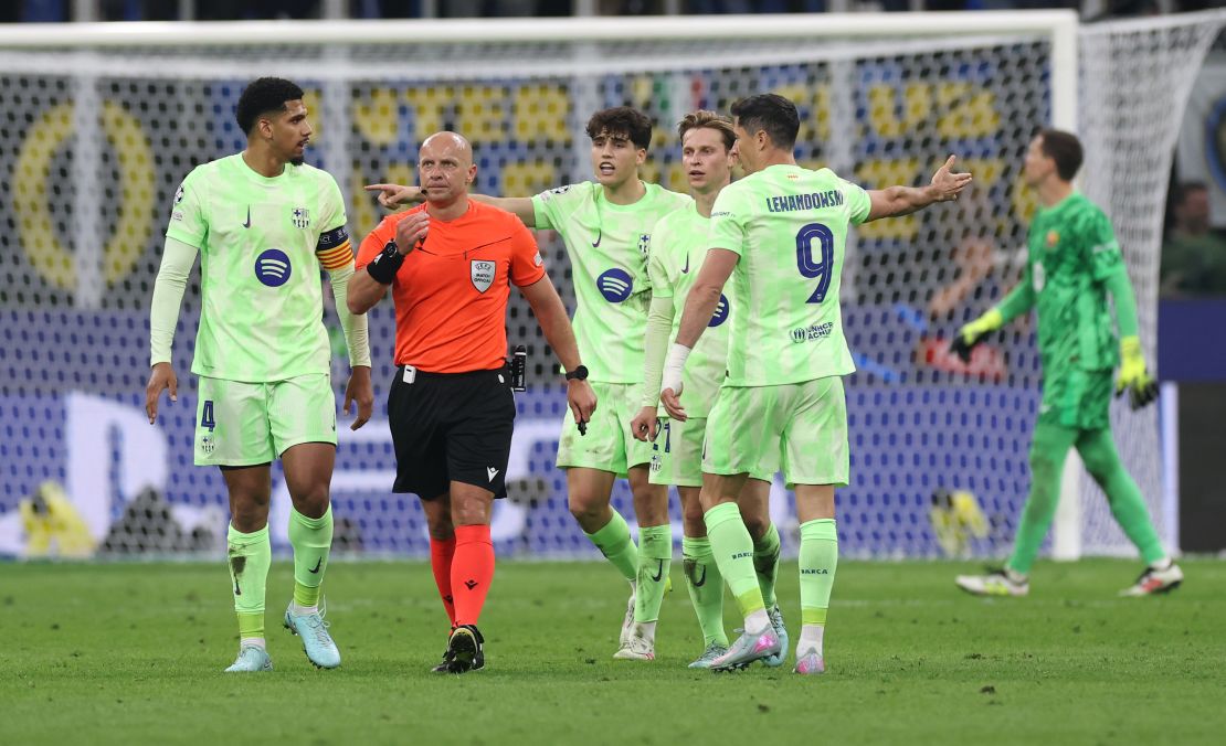 MILÁN, ITALIA - 6 DE MAYO: Jugadores del FC Barcelona hablan con el árbitro Szymon Marciniak después de que sco Acerbi del FC Internazionale anota el tercer gol de su equipo durante el partido de segunda semifinal de la Liga de Campeones. (Foto de Carl Recine/Getty Images)