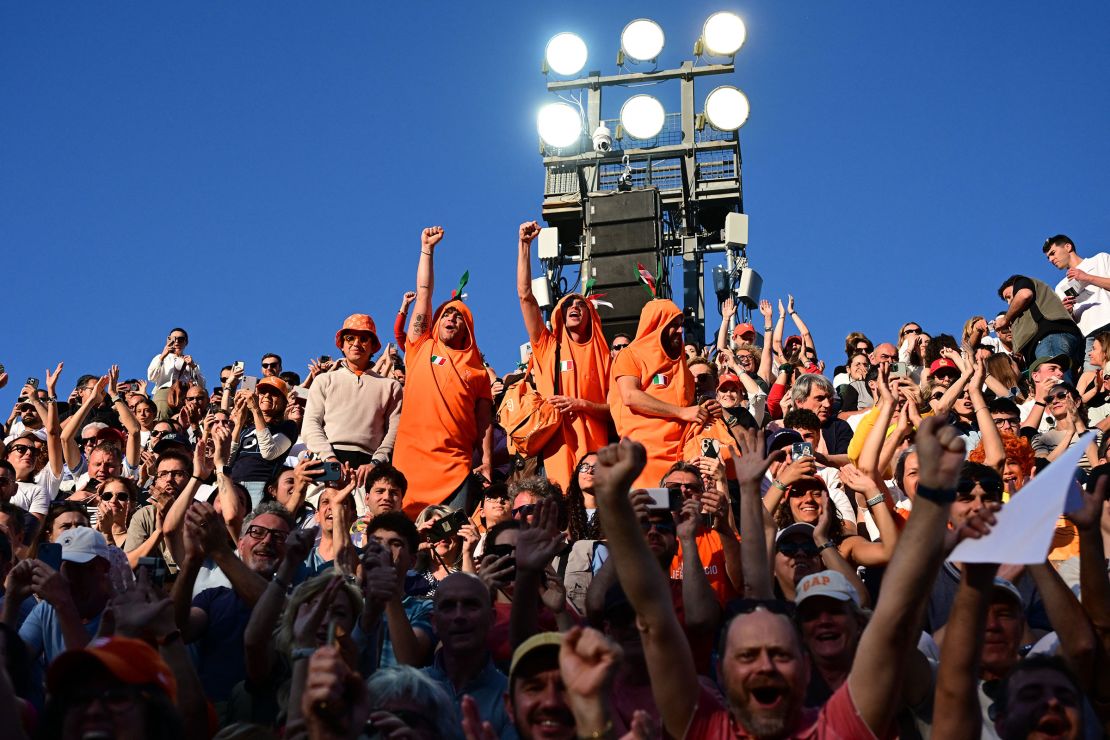 The crowd in Rome gave Sinner a warm welcome.