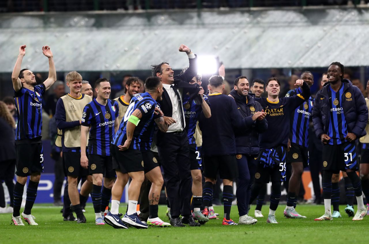 Simone Inzaghi, entrenador del FC Internazionale, celebra con sus jugadores al finalizar el partido.