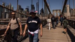 Personas cruzan el Puente de Brooklyn en Nueva York.