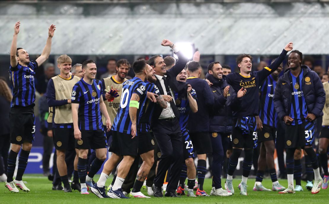 El entrenador del Inter celebra con sus jugadores al finalizar el partido tras la victoria del equipo y su posterior clasificación a la final.