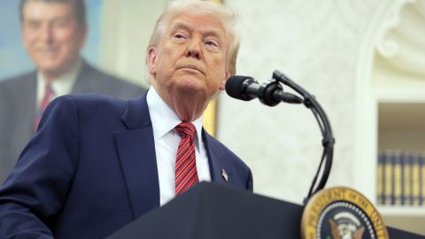El presidente de Estados Unidos, Donald Trump, habla durante la ceremonia de juramentación del nuevo embajador de Estados Unidos en China, David Perdue, en la Oficina Oval de la Casa Blanca el 7 de mayo de 2025 en Washington.