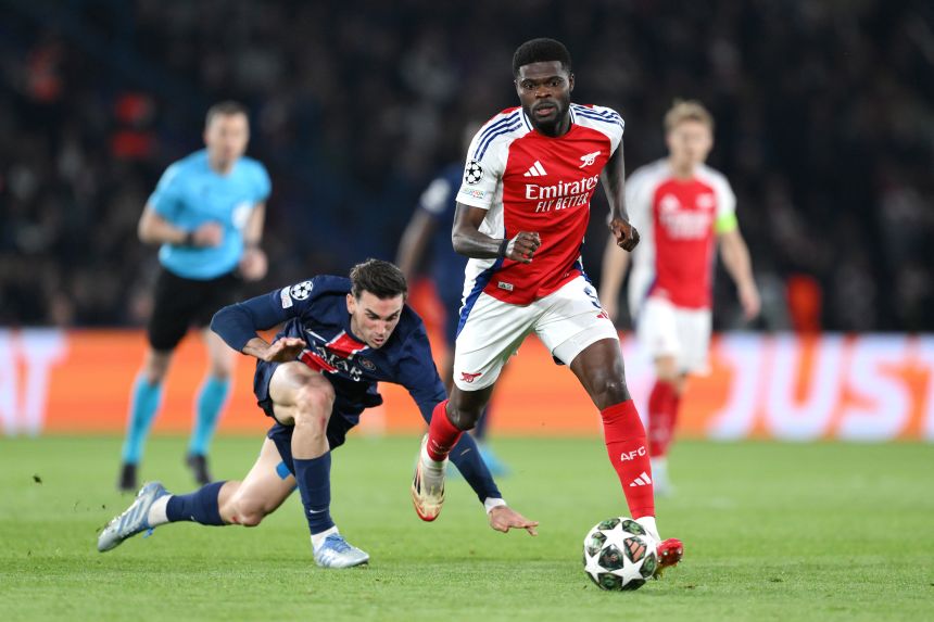 Partey dribbles the ball during Arsenal's Champions League game against Paris Saint-Germain in May.