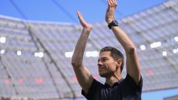 El entrenador español saliente del Bayer Leverkusen, Xabi Alonso, agradece a los aficionados durante su despedida antes del partido entre el Bayer 04 Leverkusen y el Borussia Dortmund en Leverkusen, el 11 de mayo de 2025.