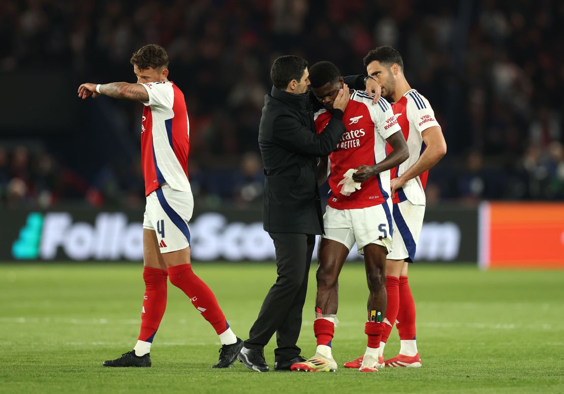 Thomas Partey recibe el consuelo de Mikel Arteta, entrenador del Arsenal.