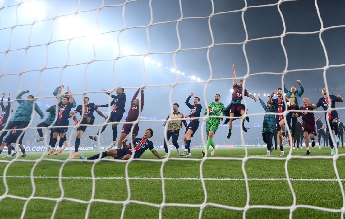 Los jugadores del Paris Saint-Germain celebran ante la afición tras la victoria del equipo y su posterior clasificación a la final.