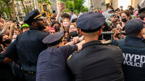 NEW YORK, NEW YORK - MAY 07: Police push back protesters as they gather outside of Columbia University's Butler Library after pro-Palestinian protesters occupied the space on May 07, 2025 in New York City. Crowds of protesters grew as a standoff with security and group calling themselves "Columbia University Apartheid Divest" at the library continued into the evening. (Photo by Spencer Platt/Getty Images)