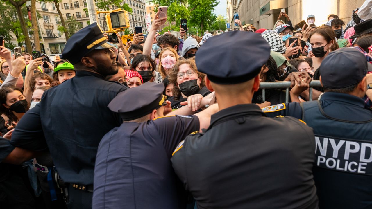 NEW YORK, NEW YORK - MAY 07: Police push back protesters as they gather outside of Columbia University's Butler Library after pro-Palestinian protesters occupied the space on May 07, 2025 in New York City. Crowds of protesters grew as a standoff with security and group calling themselves "Columbia University Apartheid Divest" at the library continued into the evening. (Photo by Spencer Platt/Getty Images)