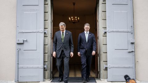 El secretario del Tesoro de EE.UU., Scott Bessent (izq.), y el representante comercial de EE.UU., Jamieson Greer, llegan para emitir una declaración tras las conversaciones entre altos funcionarios estadounidenses y chinos sobre aranceles en la residencia del embajador permanente de Suiza ante las Naciones Unidas en Ginebra el 11 de mayo de 2025.