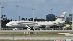 Esta foto del 15 de febrero de 2025 muestra un Boeing 747 en la pista del Aeropuerto Internacional de Palm Beach después de que el presidente estadounidense Donald Trump inspeccionara la aeronave.