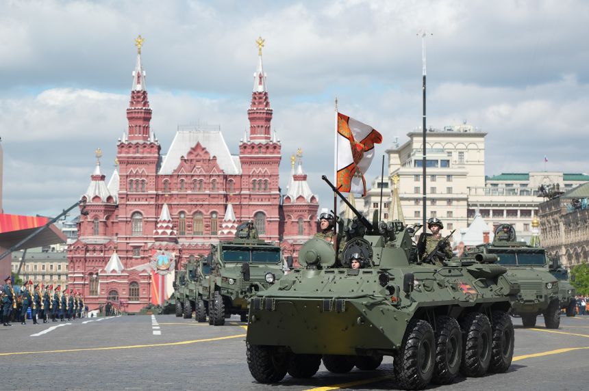 Бронетехніка бере участь у параді з нагоди 80-ї річниці перемоги Радянського Союзу у Великій Вітчизняній війні, або на Східному фронті Другої світової війни, у Москві, 9 травня 2025 року.